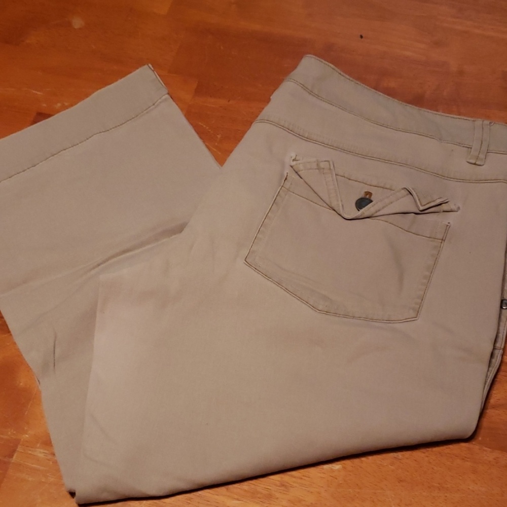 American Eagle Khaki Capris